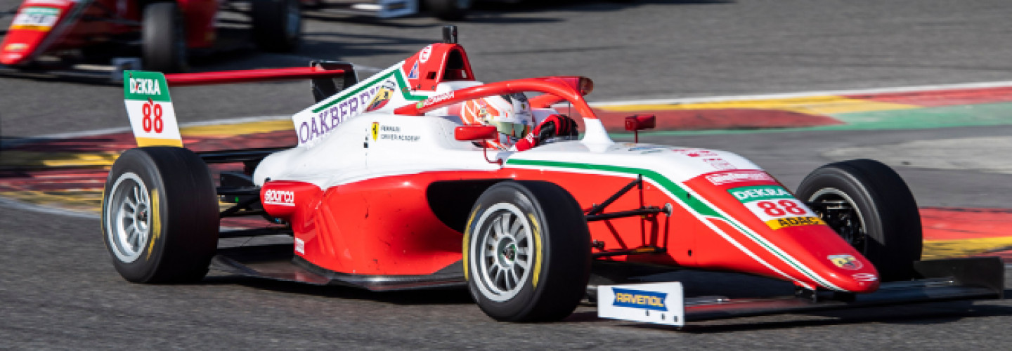 Rafael Camara (16/BRA/Prema Racing) biegt als Erster auf die Start-Ziel-Gerade ab