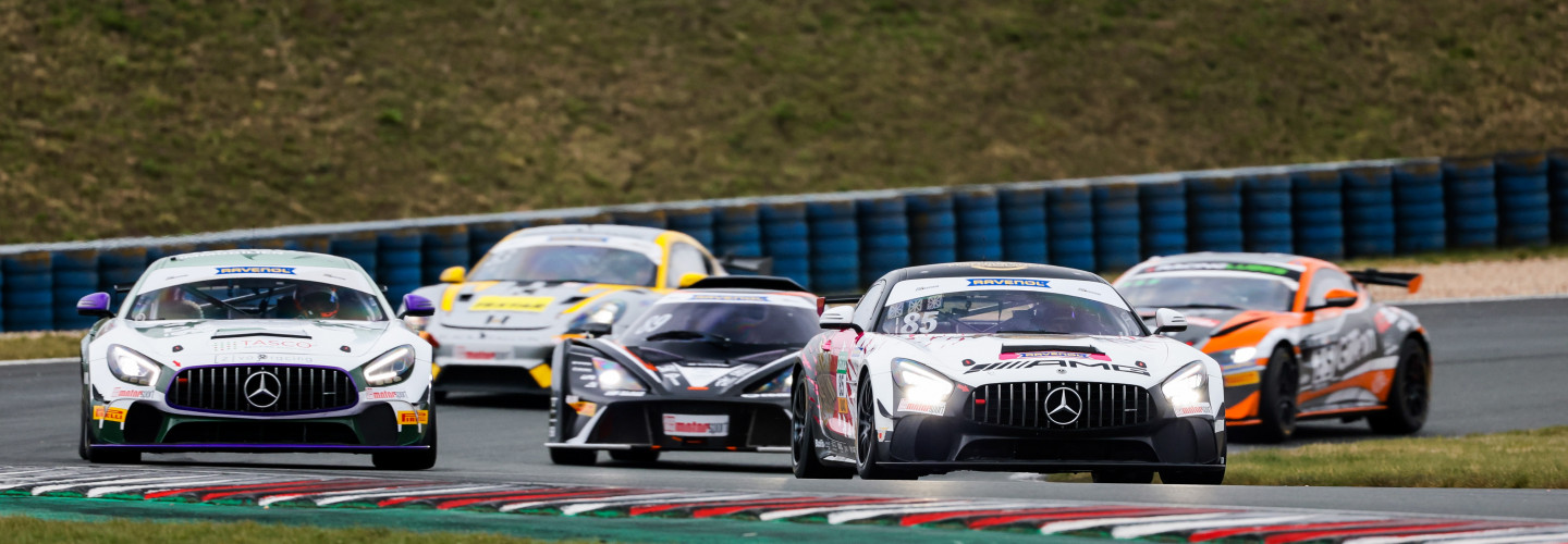 Volles Feld bei den Testtagen 2022 der ADAC GT4 Germany