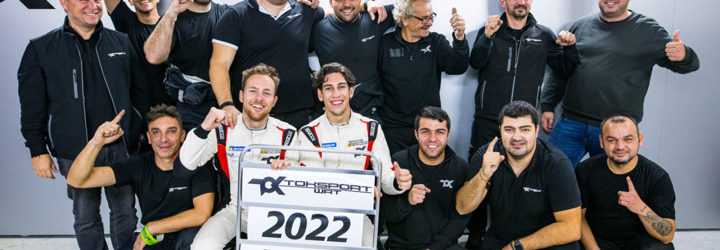 Die Champions Marvin Dienst (links) und Berkay Besler mit ihrem Team Toksport WRT