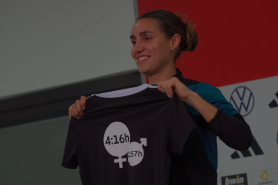 Am Tag vor dem EM-Qualifikationsspiel Deutschland gegen Island machen die DFB-Frauen und Vorwerk gemeinsam auf das Thema „Gender Care Gap“ aufmerksam.