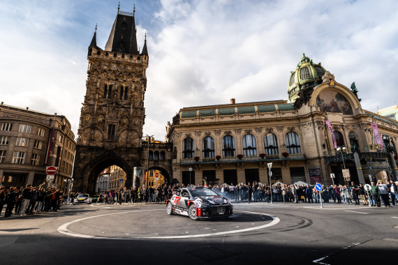 Zahlreiche Fans bejubelten das Defilee der Rallyefahrzeuge durch Prag. Ein Höhepunkt des Prologs der Central European Rally war auch das Come Together bei der Autogrammstunde am Rudolfinum