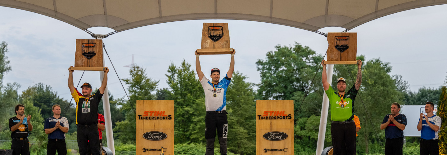 Robert Ebner (Mitte), Danny Martin (links) und Lars Seibert (rechts) bei der Siegerehrung.