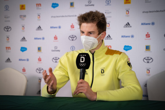 Am Tag nach dem Gewinn der Bronzemedaille hat Skispringer Karl Geiger u.a. über den Wettbewerb gesprochen.