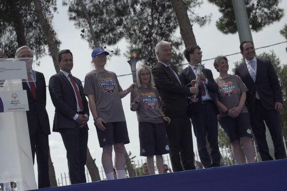 Schnittbilder: Fackellauf - Ankunft deutsche Schule