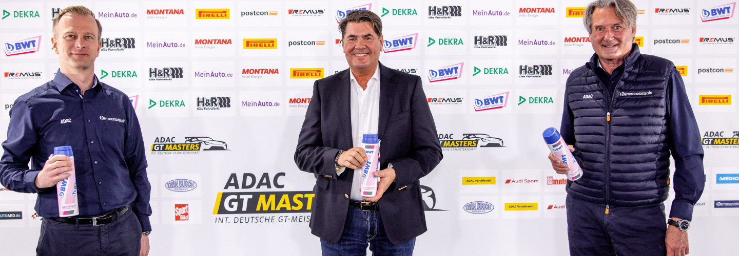 Lars Soutschka, Vorstand ADAC e. V., Lutz Hübner, CMO der BWT Gruppe, und ADAC Sportpräsident Hermann Tomczyk (v. l.) 