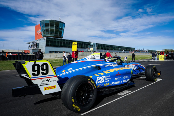 Saisonstart des ADAC Formel 4 Junior Teams in Nogaro