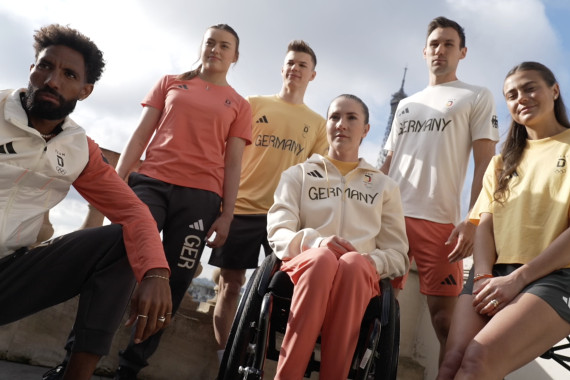 99 Tage vor der Eröffnungsfeier an der Seine hat adidas gemeinsam mit Team Deutschland die Ausstattung für die Olympischen und Paralympischen Spiele vorgestellt. Besonderheit des Events: Erstmals fand die Präsentation auf internationaler Bühne statt.