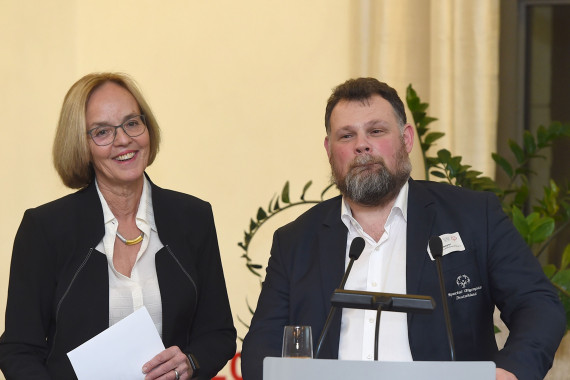 Christiane Krajewski (links), Vorsitzende des Weltspielekomitees und Präsidentin von Special Olympics Deutschland und Mark Solomeyer (rechts), Bundesathletensprecher und Mitglied des Weltspielekomitees