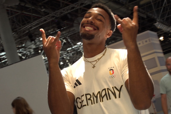 Schnittbilder zur Einkleidung von Team Deutschland mit Leo Neugebauer sowie Para-Sportler Valentin Baus, Edina Müller und weiteren Athlet*innen.