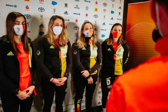 Im Interview spricht das DSV-Quartett um Einzel-Olympiasiegerin Denise Herrmann, Startläuferin Vanessa Voigt, Vanessa Hinz und Franziska Preuß über den Gewinn der Bronzemedaille.