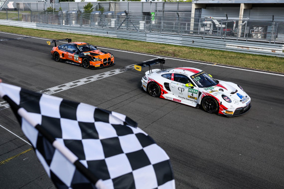 Hauchdünner Vorsprung für den Porsche von Fach Auto Tech vor dem FK Performance Motorsport-BMW