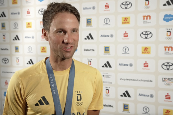 Im Interview spricht Olympiasieger Christian Kukuk u.a. über seinen historischen Olympiasieg im Springreiten sowie die besondere Wettkampfstätte am Schloss Versailles.