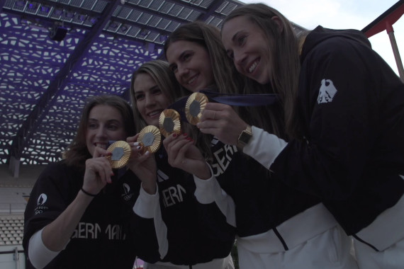 Footage vom sogenannten Medal Walk und dem anschließenden Bühnentalk mit den Olympiasiegern im 3x3-Basketball Svenja Brunckhorst, Sonja Greinacher, Marie Reichert und Luana Rodefeld.