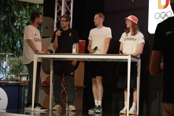 Im Rahmen des Bühnenprogramms im Deutschen Haus wurde über die Zusammenarbeit zwischen der Social Media Plattform TikTok und dem Team Deutschland gesprochen. Mit dabei: Schwimmerin Nele Schulze, die Eindrücke der Social-Media-Arbeit beim Team D lieferte.