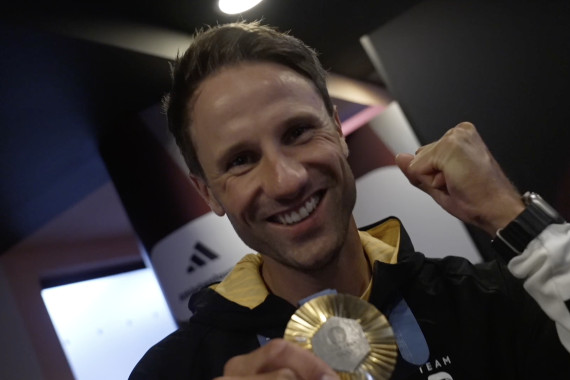 Footage vom sogenannten Medal Walk und dem anschließenden Bühnentalk mit dem Olympiasieger im Springreiten Christian Kukuk.