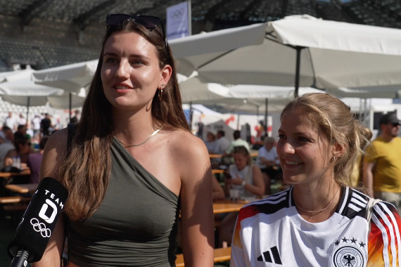 Gäste der Fan Zone im Stade Jean-Bouin erzählen von ihren Eindrücken des Fan-Treffpunkts.