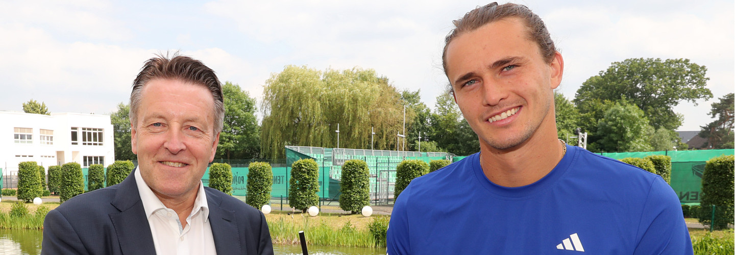 French Open-Finalist Alexander Zverev (rechts) und Turnierdirektor Ralf Weber stoßen mit einem alkoholfreien Cocktail auf die am Samstag beginnenden 31. TERRA WORTMANN OPEN an.