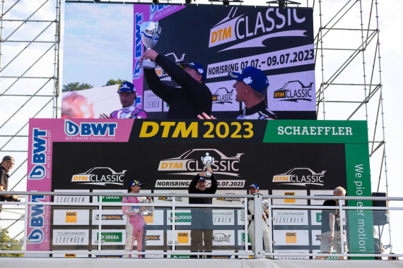 Scheer, Rupp und Aaskov feiern nach Rennen eins auf dem Podium