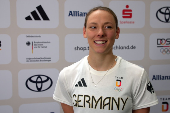 Im Interview spricht Triathletin Nina Eim über die Einkleidung, ihre persönliche "Road to Paris" und Ziele für die Olympischen Spiele.