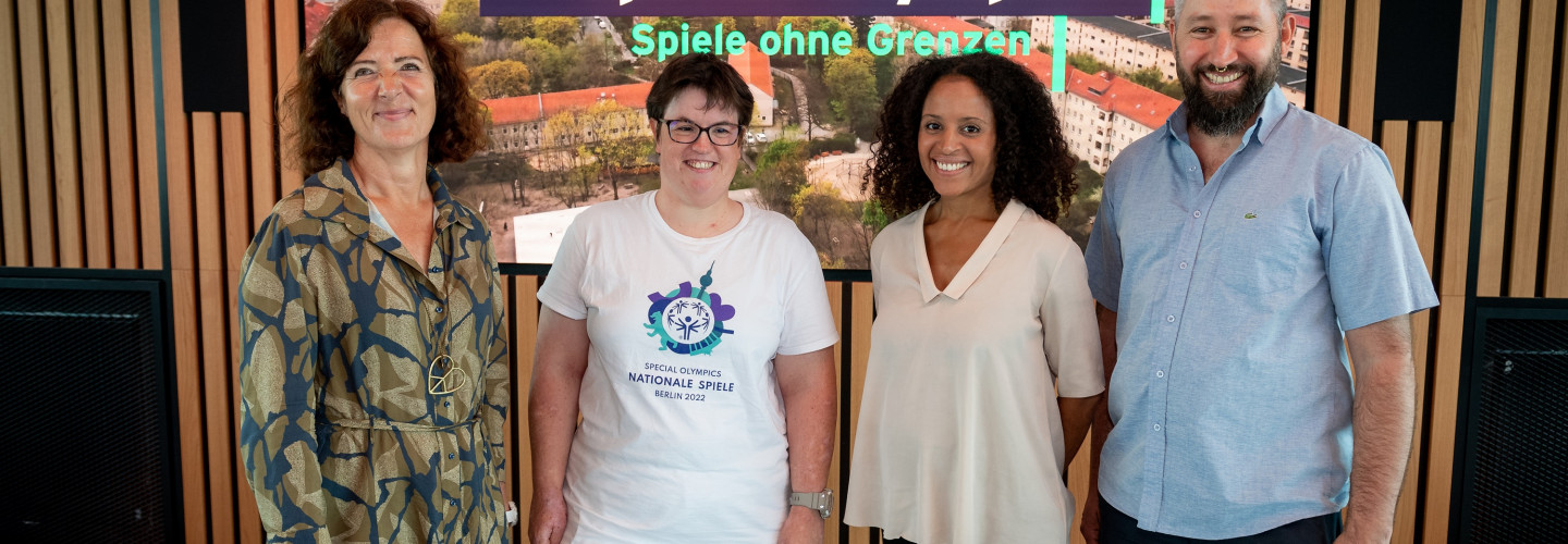 Spiele ohne Grenzen Special Olympics Athletin Juliana Rößler (2.v.l.) bei der Präsentation der Reportage am Sonntag, 12. Juni, im Studio 14 des rbb, eingerahmt von den Filmemacher*innen Yvonne App und Michael Zimmer (r.) sowie Katrin Günther vom rbb (l.)