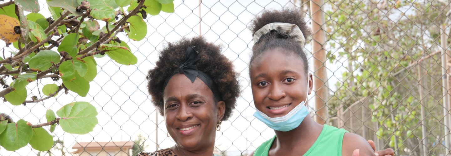 Olympics Athletin Sheneel Williams (rechts)