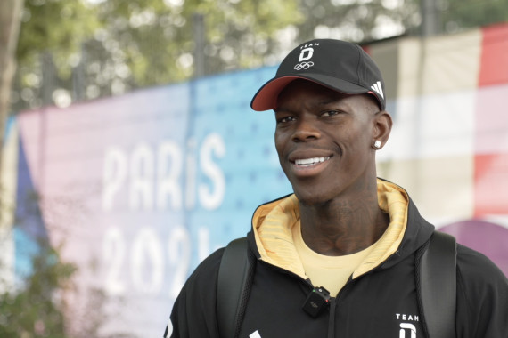 In einer Videobotschaft spricht Fahnenträger Dennis Schröder u.a. über die Bedeutung als Fahnenträger bei der Eröffnungsfeier einlaufen zu dürfen.