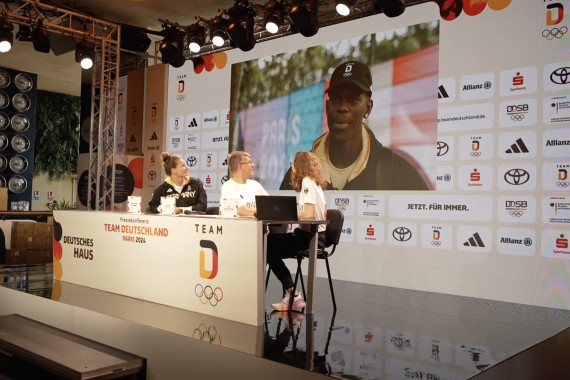 Footage von der ersten Pressekonferenz im Deutschen Haus