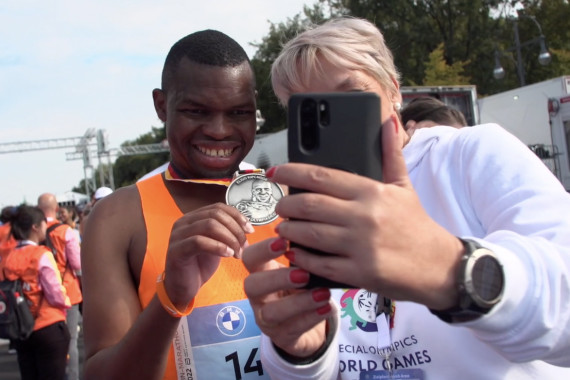 Derera setzt Zeichen für Inklusion bei Berlin-Mararthon