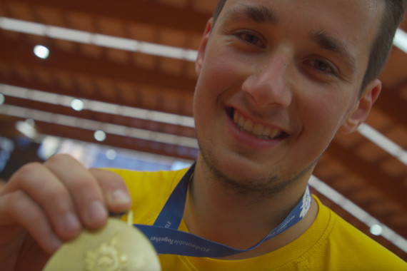 Tennisspieler, Web-Entwickler und Weltspiele-Organisator - Louis Kleemeyer ist ein Vorbild für gelungene Inklusion. Wie sein Werdegang genau aussah, wer ihn untertstützt hat und welche Aufgaben der 21-Jährige bei den Special Olympics World Games übernimmt, erzählt der Wahlberliner im Porträt .