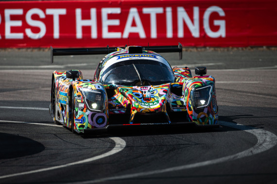 Maxim Dirickx, der sich sein Auto mit Sven Barth teilt, greift die Spitze der Juniorwertung an