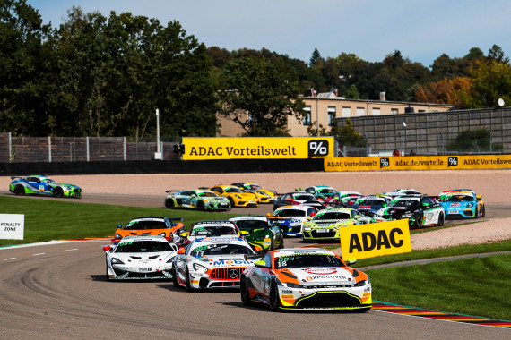 Der Aston Martin Vantage GT4 führt das volle Feld auf dem Sachsenring an