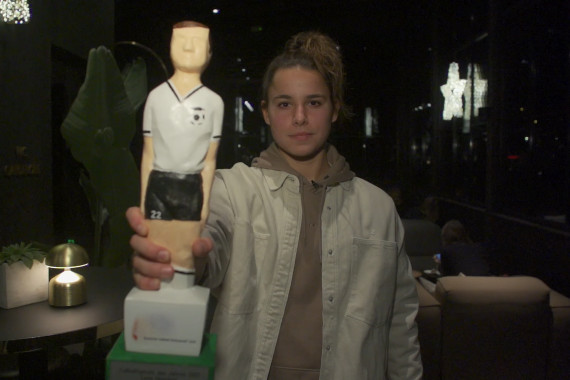 Bei der Gala in Nürnberg hat sie ihre Auszeichnung noch nicht entgegennehmen können - nun hat Lena Oberdorf den begehrten MAX von Mitspielerin Tabea Waßmuth endlich überreicht bekommen.