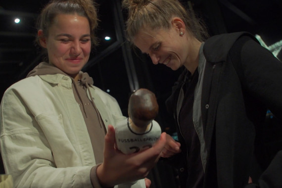 Schnittbilder von der Preisübergabe an Nationalspielerin Lena Oberdorf für den Fußballspruch des Jahres 2022.