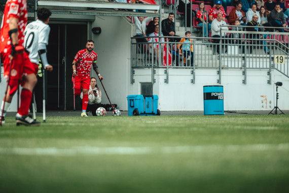 Während des Spiels - ein Mainzer Spieler am Ball