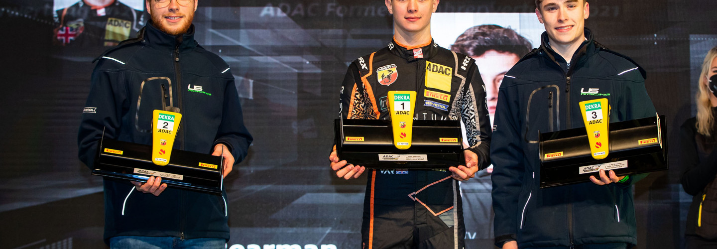 Bearman bei der Übergabe des Meisterpokals