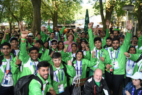 Die Delegation Special Olympics Pakistan mit Katrin Koenen (m.), Projektleiterin Special Olym- pics World Games Berlin 2023 beim Senat Berlin, beim Besuch des Berliner Tierparks