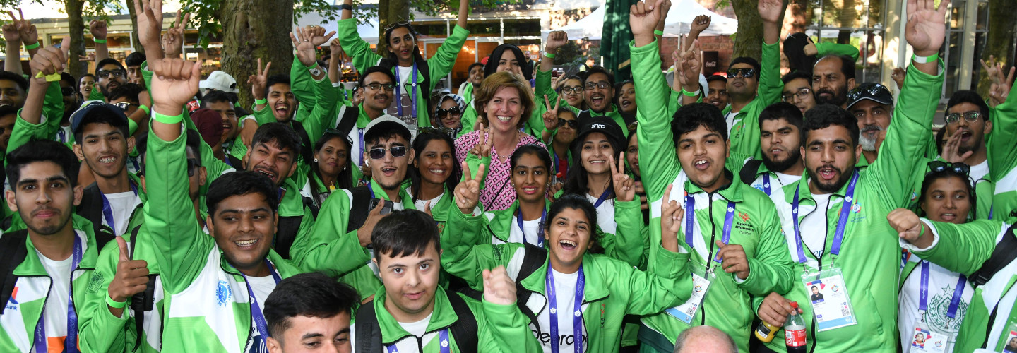 Die Delegation Special Olympics Pakistan mit Katrin Koenen (m.), Projektleiterin Special Olym- pics World Games Berlin 2023 beim Senat Berlin, beim Besuch des Berliner Tierparks
