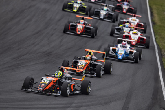 Oliver Bearman (87) reist nach vier Saisonsiegen als klarer Spitzenreiter zum Hockenheimring