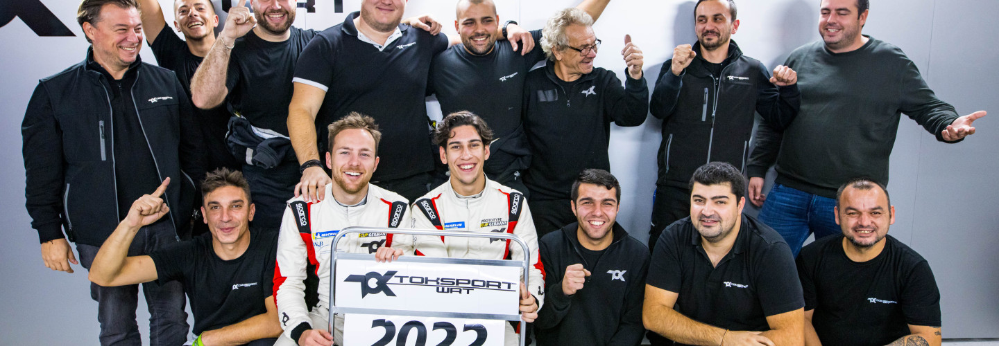 Die Champions Marvin Dienst (links) und Berkay Besler mit ihrem Team Toksport WRT