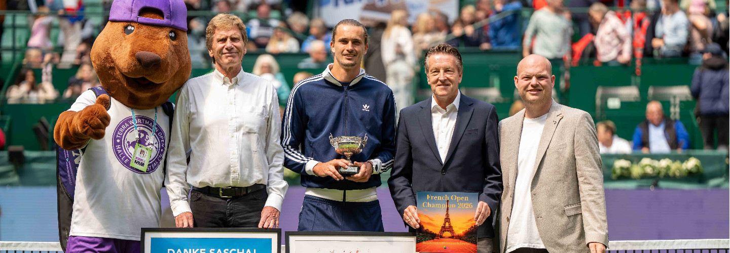 Das Turniermaskottchen der TERRA WORTMANN OPEN, DTB-Präsident Dietloff Von Arnim, French-Open-Champion Alexander Zverev, Turnierdirektor Ralf Weber und Vertreter der Wortmann AG Sven Wortmann bei der Ehrung des deutschen Grand-Slam-Siegers in Halle (Westfalen).