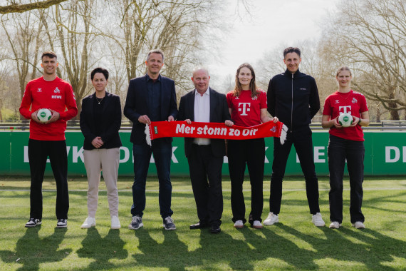 DEVK-Vorstandsvorsitzender Gottfried Rüßmann mit Funktionären und Spieler:innen des 1. FC Köln