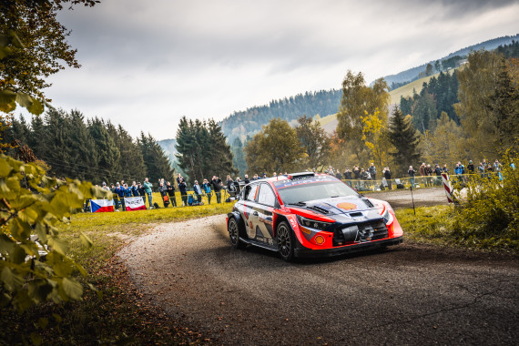 Vorjahressieger Ott Tänak (Hyundai i20 N Rally1) führt das fast 50 Fahrzeuge umfassende Starterfeld bei der Central European Rally 2025 an