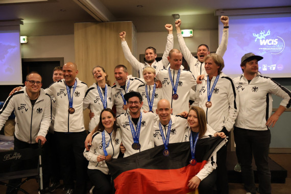 Freude über tolle Leistungen: Deutsche Medaillengewinner und Delationsleitung