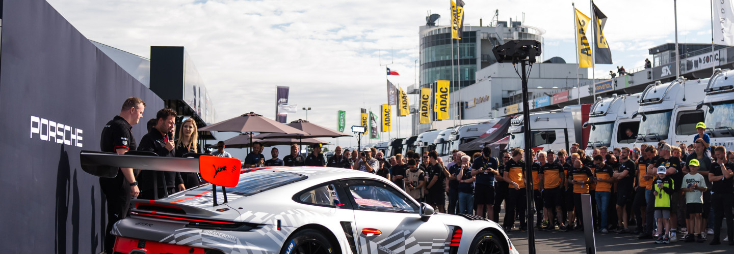 Der weiterentwickelte Porsche 911 GT3 R bei der Weltpremiere am Nürburgring