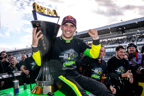 Ayhancan Güven freut sich über seinen ersten DTM-Titel