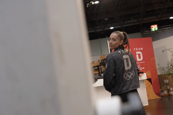 Am elften Tag der Einkleidung waren die deutschen Handball-Frauen bei der Einkleidung in Düsseldorf zu Gast. Den Tag eröffnete allerdings der Deutsche Ringerbund, dessen Athlet*innen ihre Outfits für Paris abgeholt haben.