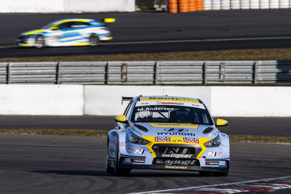 Martin Andersen gewinnt das erste Rennen auf dem Nürburgring