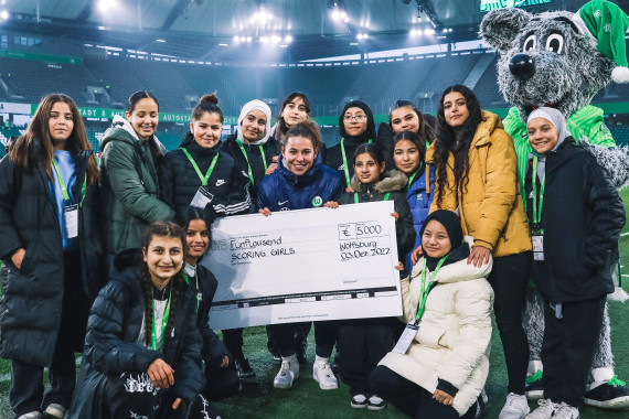 Lena Oberdorf (Mitte) zusammen mit den Spielerinnen der Scoring Girls