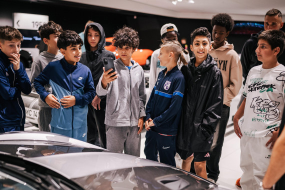 Porsche Fußball Cup 2025: Organisation "Bunt kickt gut" im Porsche Museum