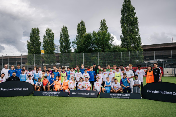 Porsche Fußball Cup 2025: CSR-Training, Talente Hand in Hand mit Sami Khedira